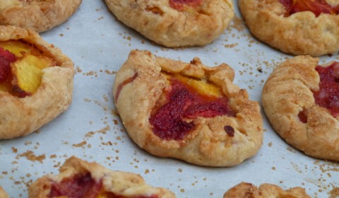 des pêches et des fraises en tarte