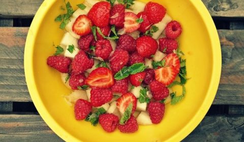 salade de fruits pêches framboises fraises