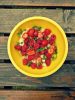 Salade de fruits pêches fraises framboises