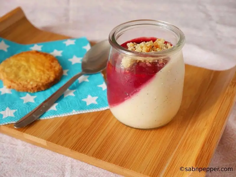 Panna cotta à la vanille au coulis de framboise : recette facile à l’agar-agar