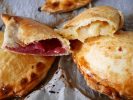 des chaussons pommes framboises tout chauds pour le petit déjeuner. Réalisés avec une pâte feuilletée maison