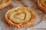 Tarte fine aux pommes avec une pâte feuilletée fait maison