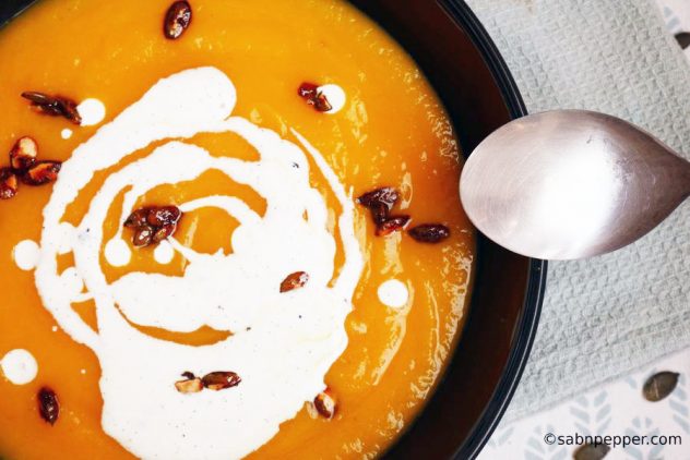 Soupe de potimarron et sa crème vanillée et graines de courge caramélisées : une recette originale qui plaira à toute la famille #soupe #potimarron #vanille #recette