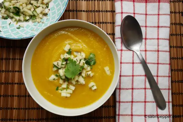 Velouté de butternut, coriandre et courgettes