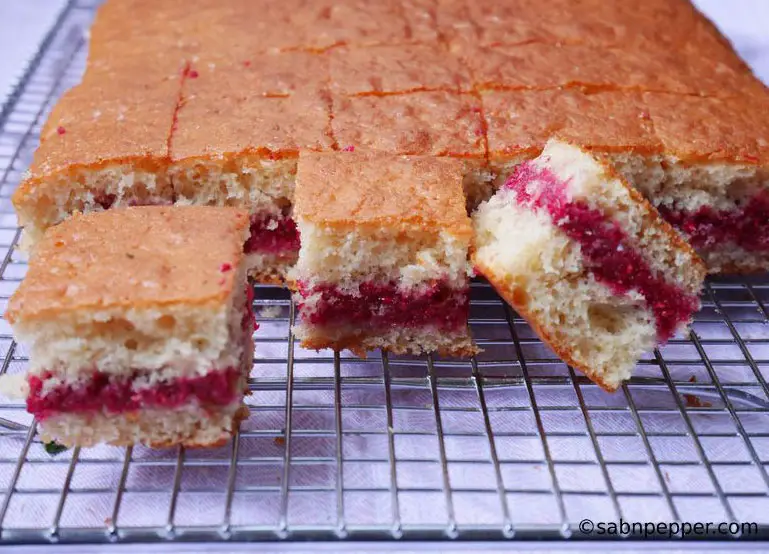 Gâteau au yaourt moelleux et confiture framboises