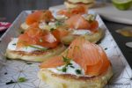 Blinis au saumon fumé, crème de citron vert et gingembre