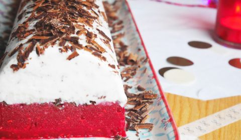 Bûche de Noël : Parfaite pour le dessert, cette bûche glacée noix de coco, chocolat et framboise est en plus très facile à faire