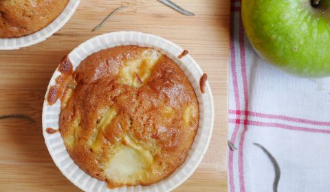 cake aux pommes et romarin : une recette facile, un cake moelleux