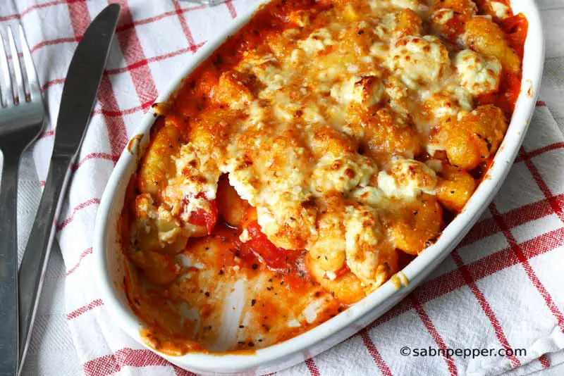 Gratin de gnocchi tomate, féta, basilic