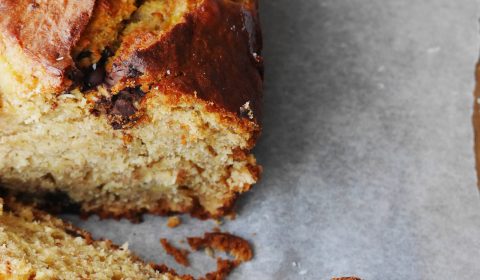 Un cake à la banane, noix de coco et éclats de chocolat