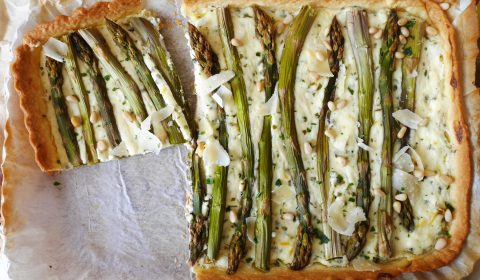 Tarte aux asperges vertes, parmesans et pignons de pin