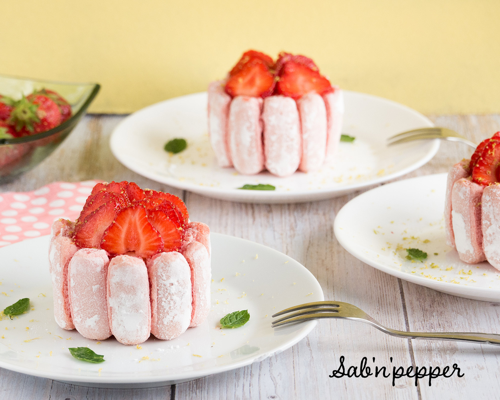 Charlotte au citron vert et fraises