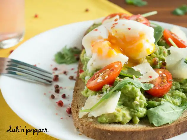 Une recette facile de tartine avocat et son œuf mollet : healthy et rapide #ideerecette #recetteavocat #lundivert #ideereettlundivert