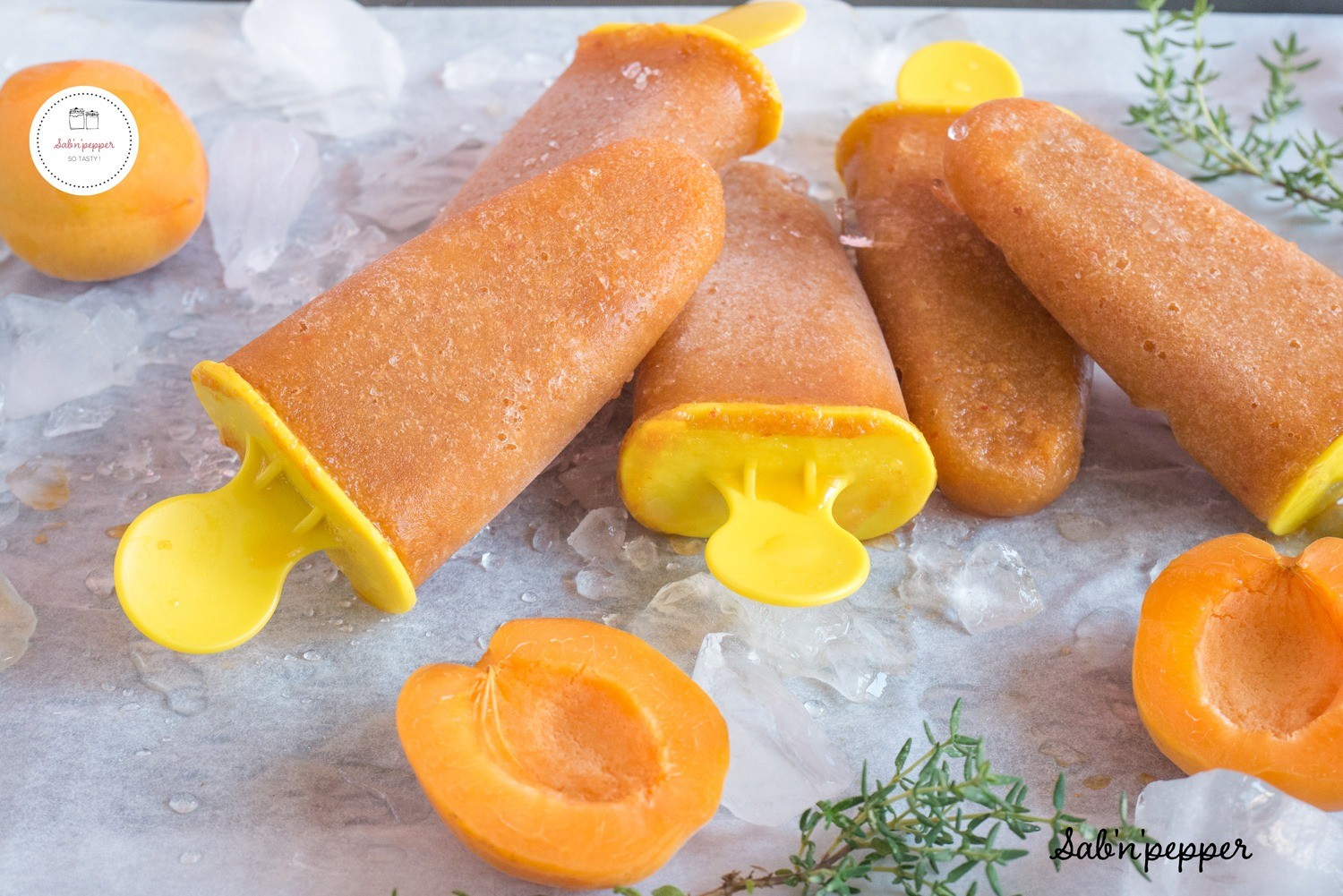 Des esquimaux abricot thym sont un dessert frais parfait pour les enfants