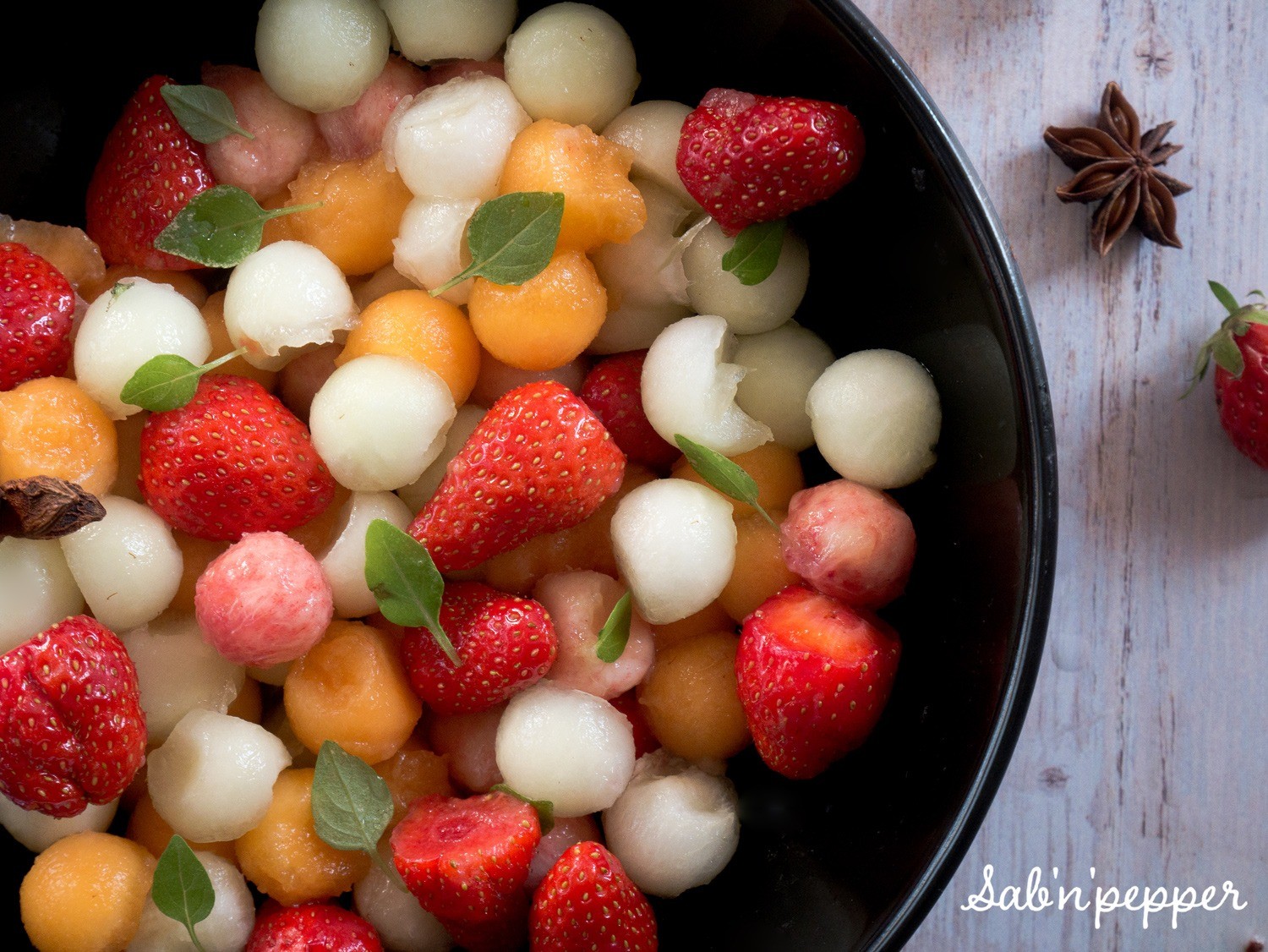 Une salade aux 2 melons, fraises et pêche très facile à réaliser. 