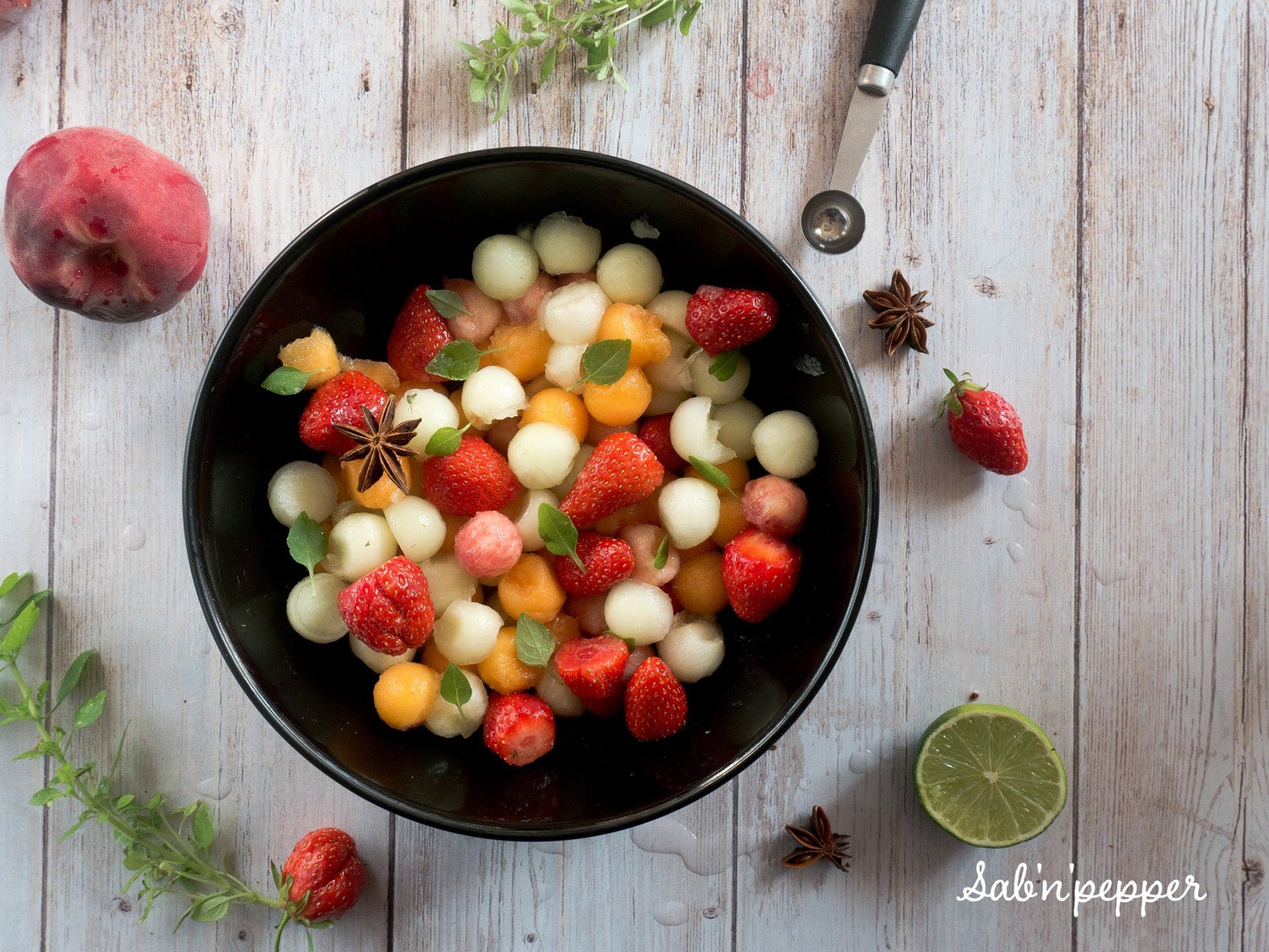 Une salade aux 2 melons, fraises et pêche parfumée au basilic et à la badiane