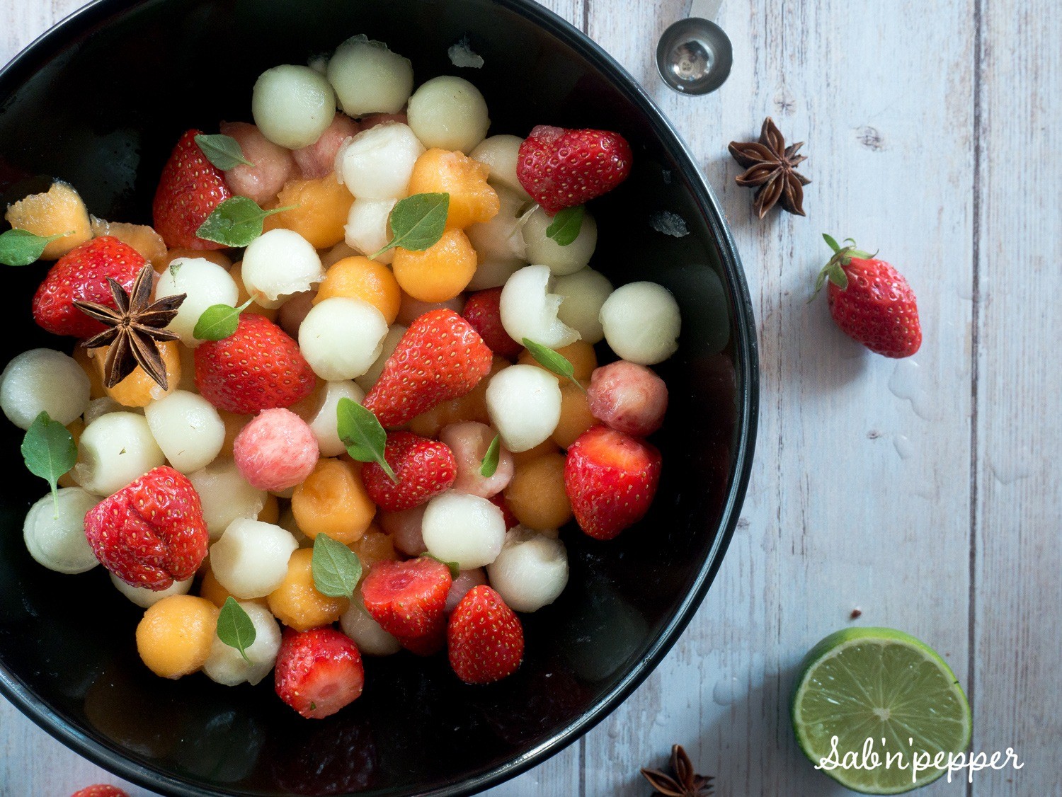 Salade aux 2 melons, pêche et fraise à la badiane