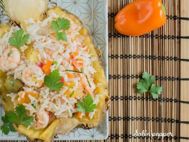 salade de riz aux crevettes et à l'ananas