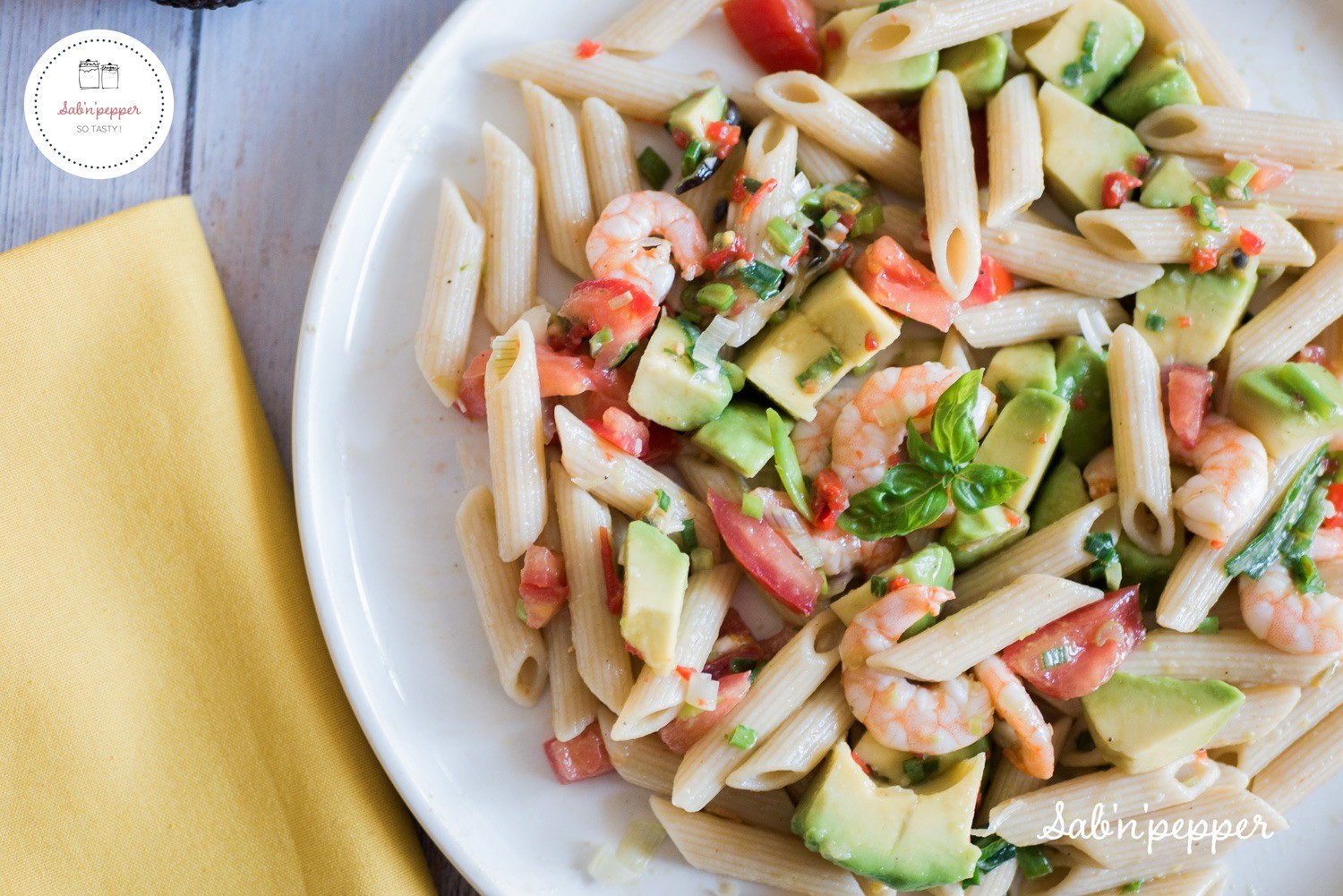 Salade de pâtes avocat fruit de la passion et crevettes : une recette facile, originale et exotique