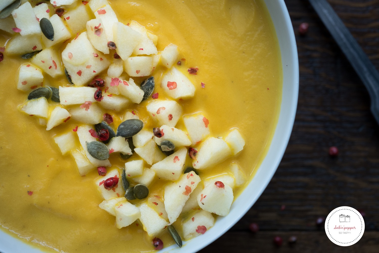 Soupe de potiron, pommes et baies roses