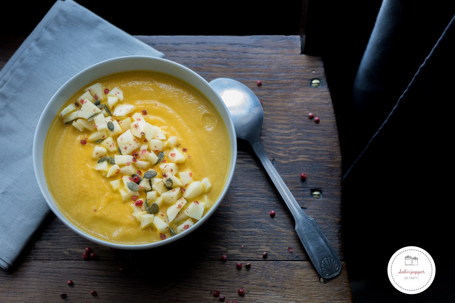 Soupe de potiron, pommes et baies roses