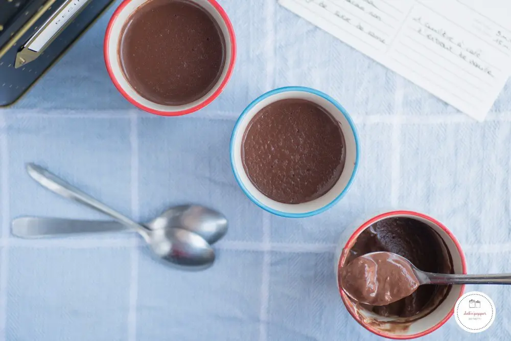 Cette recette facile de crèmes au chocolat ravira petits et grands #recettecrèmeauchocolatfacile #crèmesauchocolat