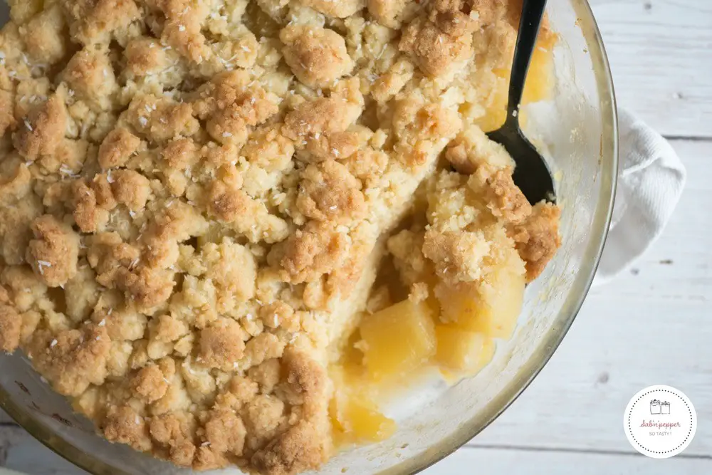 Cette recette de crumble exotique ananas et noix de coco est très facile à réaliser