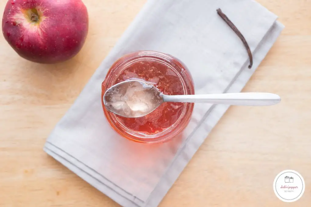 Cette recette de gelée de pommes à la vanille est LA recette anti-gaspi ue tout le monde devrait avoir #recette #recettefacile #jelly #jam #applejam