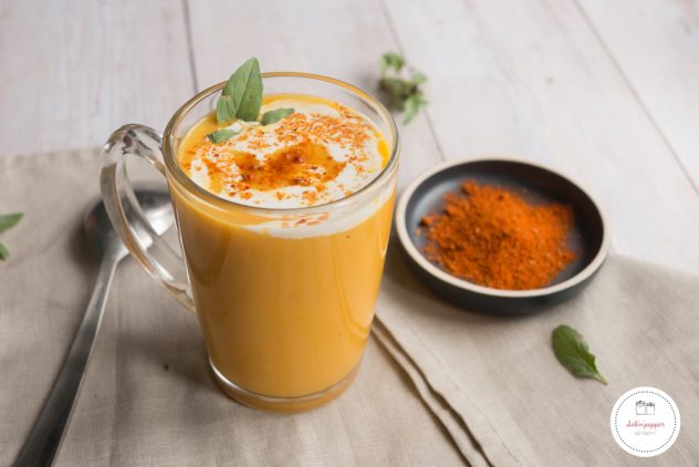 Soupe de carotte au gingembre, lait de coco et curry rouge #laitdecoco #recettesoupecarotte #soupecarottelaitdecoco
