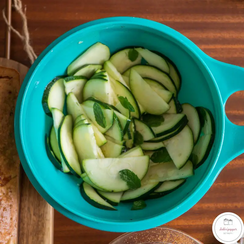 Courgettes crues marinées citron vert menthe