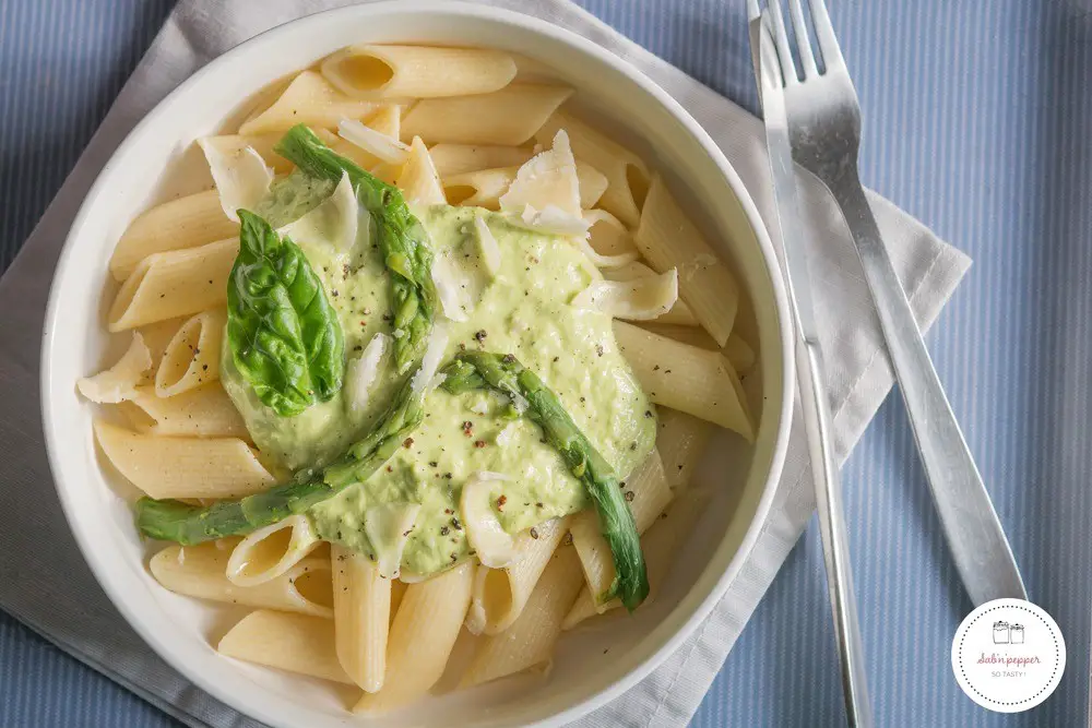 Cette recette de pesto d'asperges aux amandes est facile et savoureuse. Parfaite pour un repas healthy et gourmand #pesto #asperges #recettefacile #amande