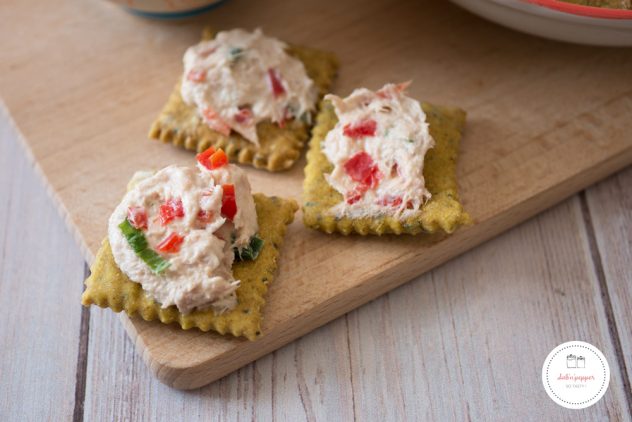 Crackers maison colombo et pavot accompagnés de rillettes de thon à l'antillaise #apéro #recetteantillaise #apéroantillais #recettefacile