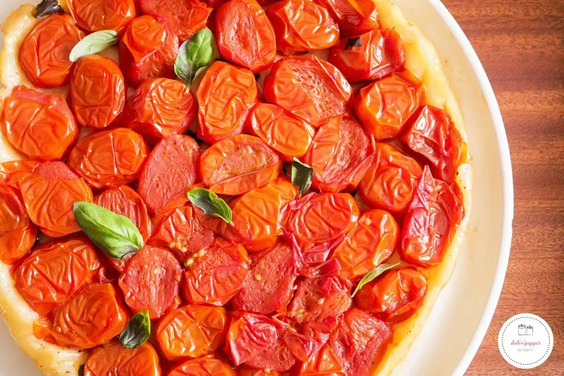 Tarte tatin de tomates cerises, miel et basilic