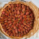 #Batchcooking d'été : la tarte aux tomates cerises, tapenade et poivron jaune. Une recette facile et savoureuse ! #recette #tartetomate #recettefacile #recettedesaison