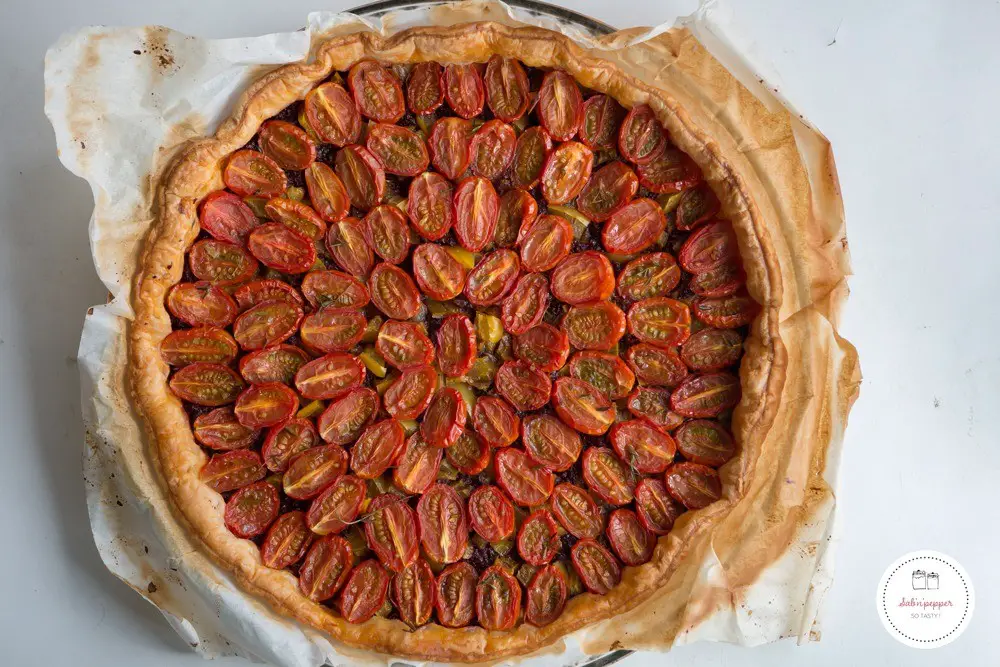 Tarte aux tomates cerises, tapenade et poivron jaune