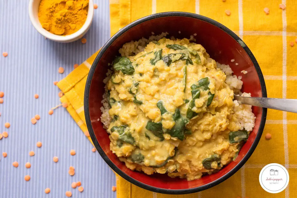 Dahl de lentilles corail au lait et coco et épinards