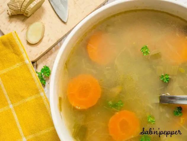 Bouillon detox gingembre /poireuaux : une recette facile et healthy pour mettre son organisme au repos #bouillon #detox #gingembre #recettefacile