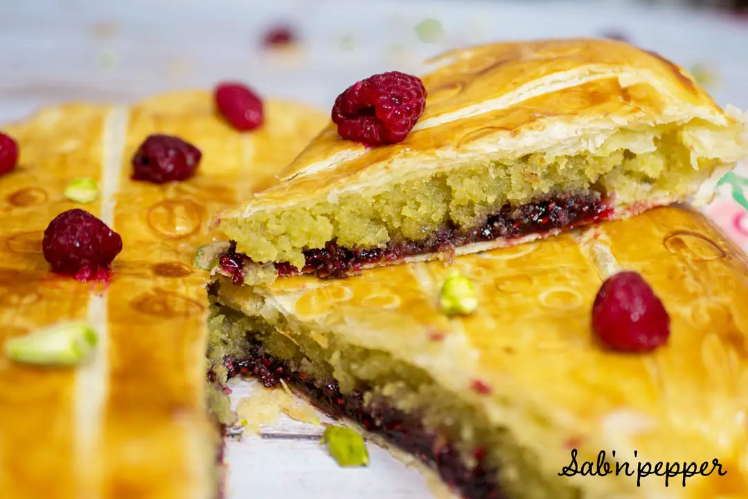 Pour l'épiphanie, cette année, c'est toi qui fais ta galette des rois maison. Une Galette des rois à la pistache et confit de framboise facile #recette #galettedesrois #pistache #framboises