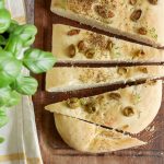 Focaccia olives thym : une recette simple pour l'apéro #focaccia #apero #olives #recette