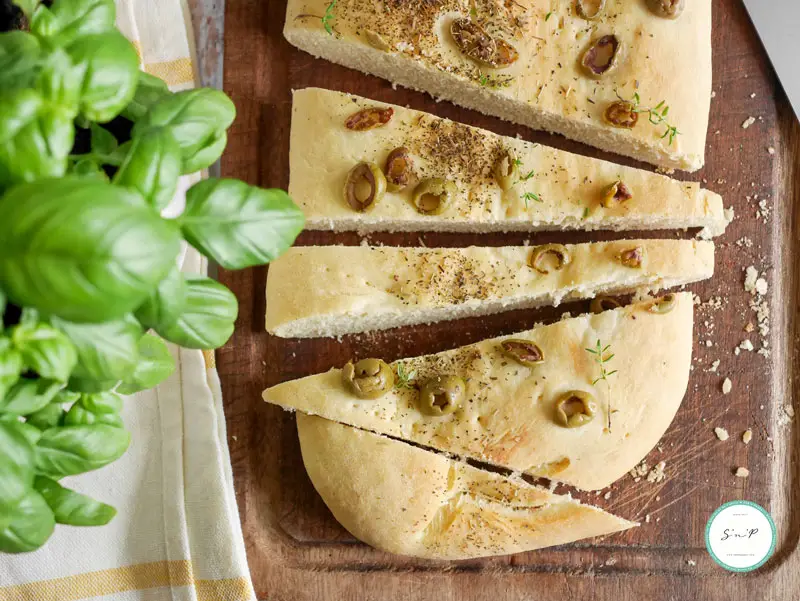 Focaccia olives thym : une recette simple pour l'apéro #focaccia #apero #olives #recette