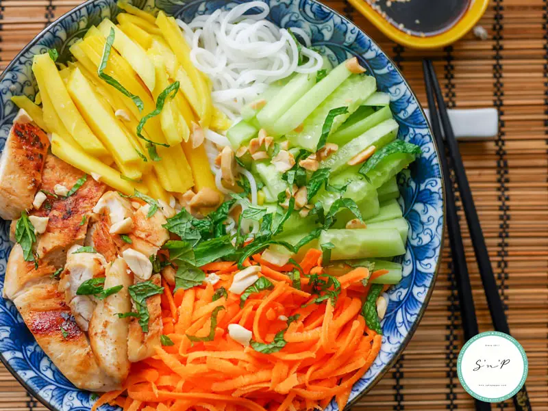 Une salade vietnamienne tout en fraîcheur et en simplicité #salade #poulet #recettepoulet