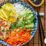 Salade vietnamienne au poulet et à la mangue : une recette fraîche et facile #salade #vietnamienne #saladevermicelles #vermicelles de riz