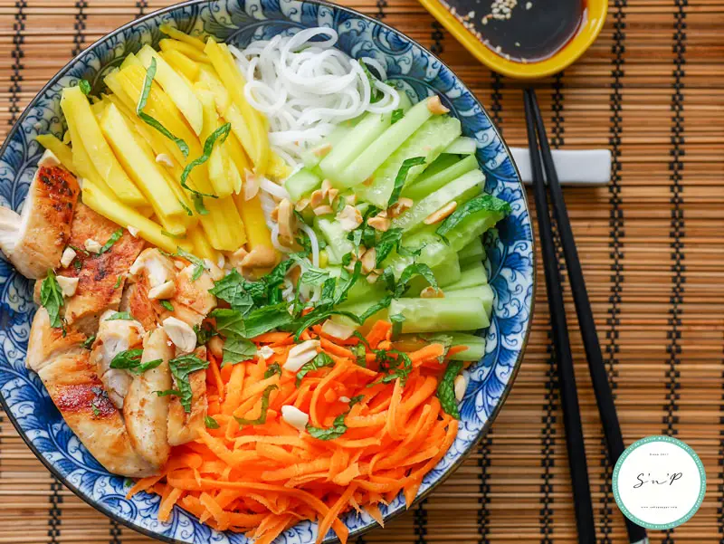 Salade vietnamienne au poulet et à la mangue : une recette fraîche et facile #salade #vietnamienne #saladevermicelles #vermicelles de riz