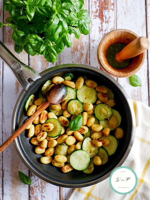 Gnocchi courgettes basilic