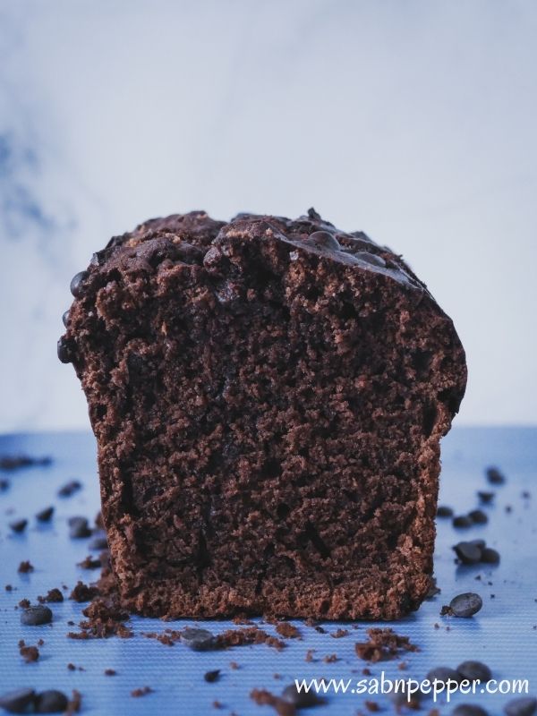 Gâteaua au chocolat et pépites de chocolat sur une base de gâteau au yaourt #gateau #gateaufacile #gateauauchocolat #chocolatecake