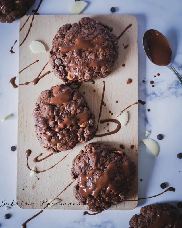 Ces cookies au chocolat sont sans beurre et sans oeuf et plein de gourmandise ! Très faciles à réaliser, ces cookies au chocolat healthy régaleront les petits et les grands ! #cookies #choolat #gouterfacile #healthyrecipe #chocolate