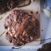 Ces cookies au chocolat sont sans beurre et sans oeuf et plein de gourmandise ! Très faciles à réaliser, ces cookies au chocolat healthy régaleront les petits et les grands ! #cookies #choolat #gouterfacile #healthyrecipe #chocolate