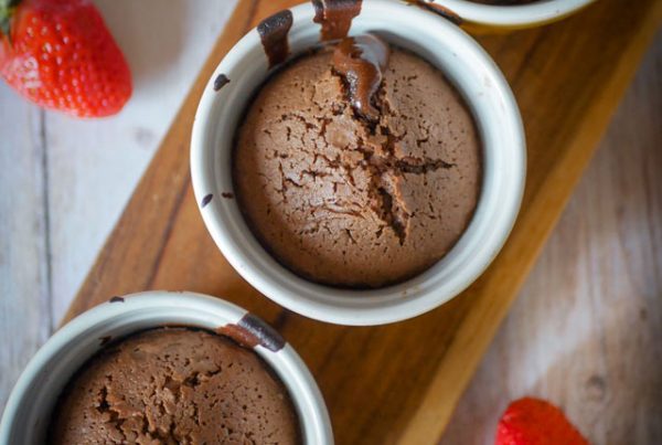 Des moelleux au chocolat croustillants à l'extérieur et fondants à l'intérieur.... Un régal pour le goûter et une recette simple pour recycler ses jaunes d'oeufs