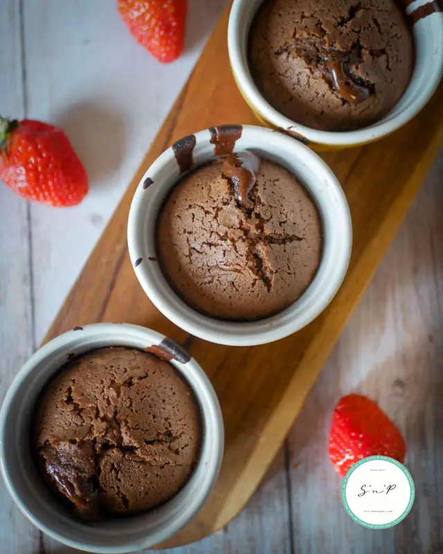 Des moelleux au chocolat croustillants à l'extérieur et fondants à l'intérieur.... Un régal pour le goûter et une recette simple pour recycler ses jaunes d'oeufs