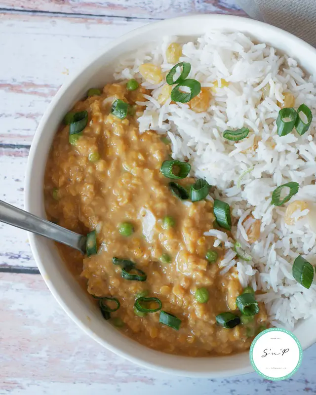 Dahl de lentilles corail aux petits pois facile